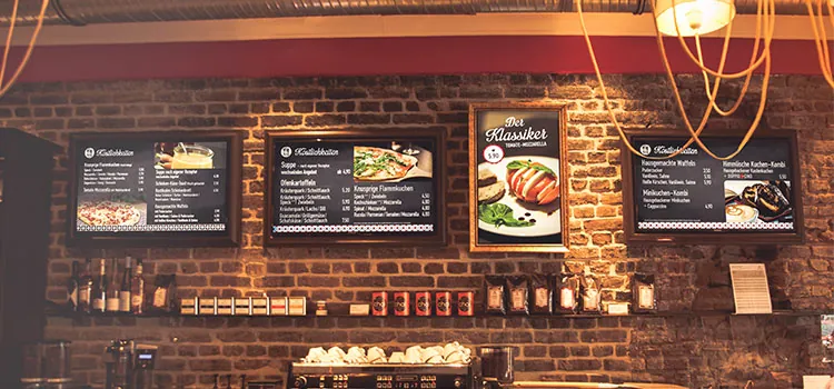 Dezente Menü-Displays an einer Backsteinwand in einem Café