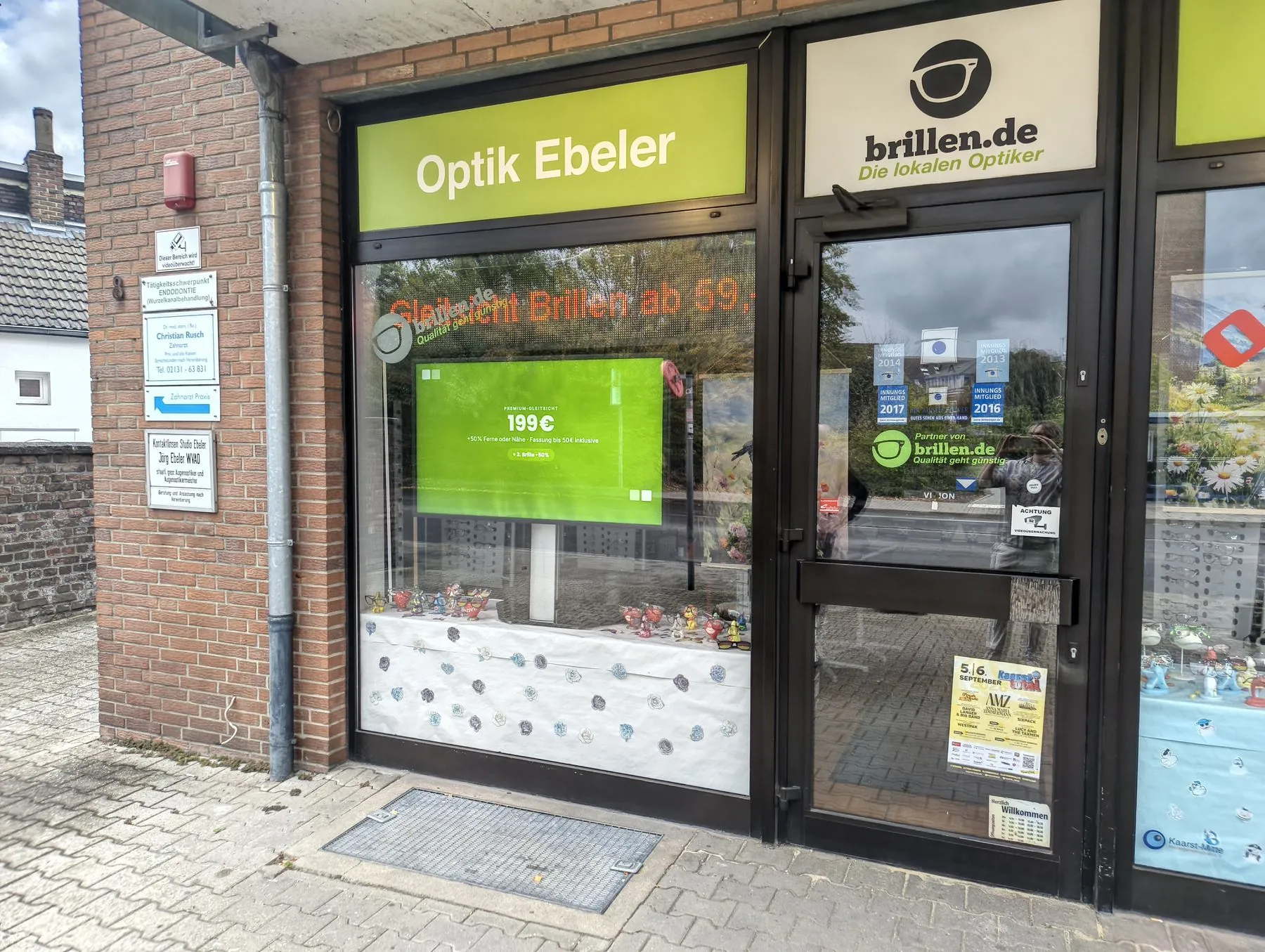 Außenansicht von Optik Ebeler in Kaarst mit Ventaluz-Displays im Schaufenster