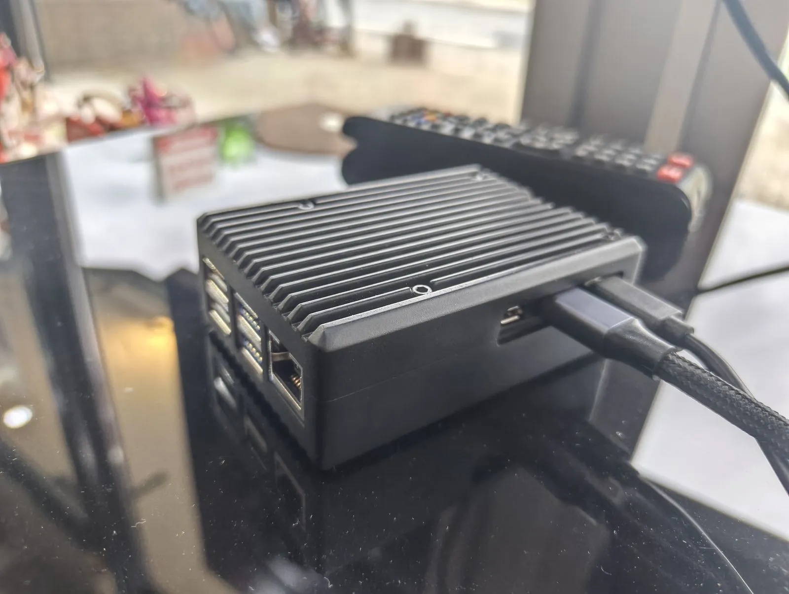 Ventaluz-Controller, der hinter dem Display montiert wird