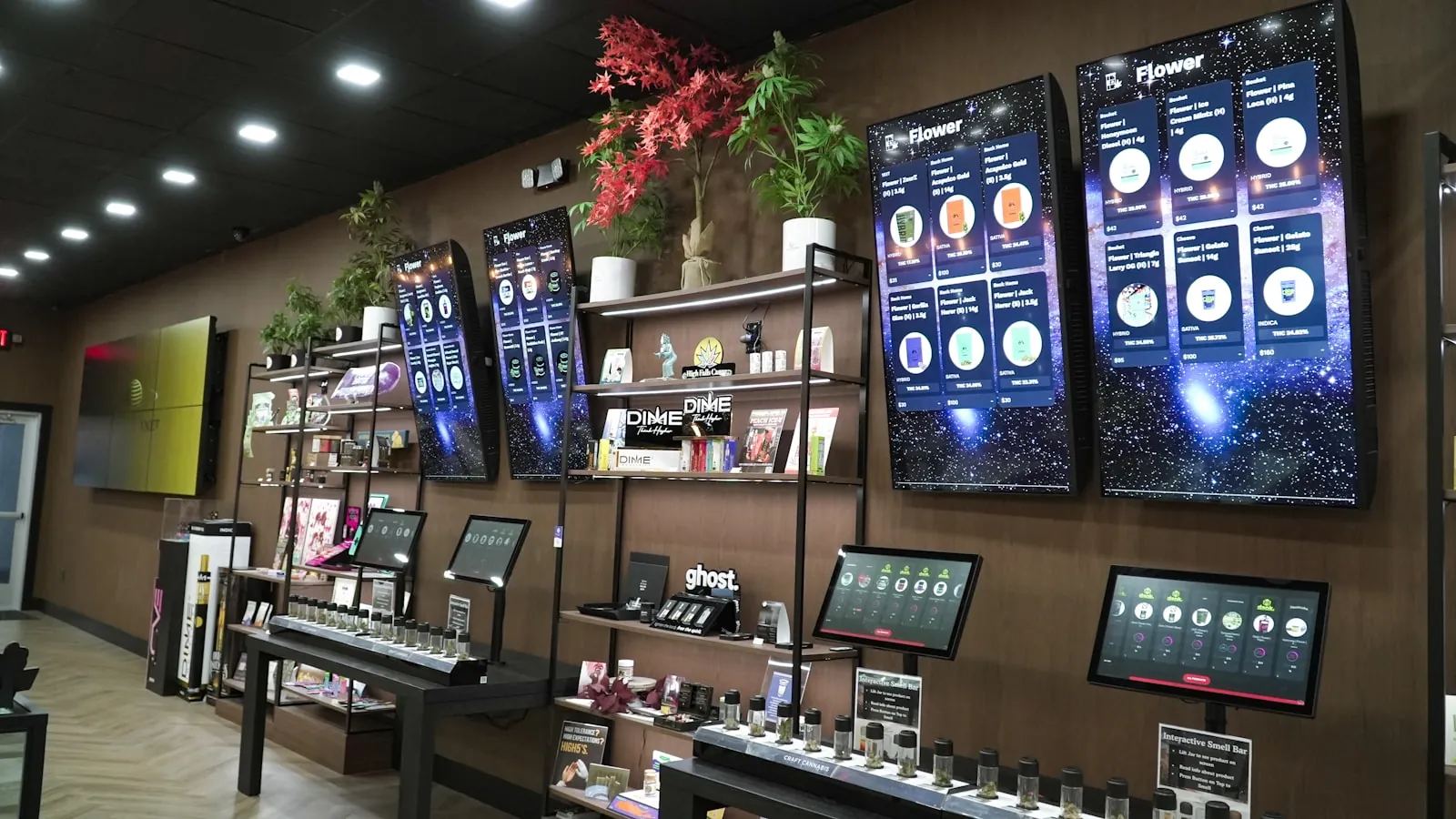 Filiale mit mehreren Digital-Displays an der Wand